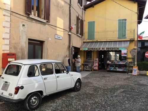 A catch-up in the square