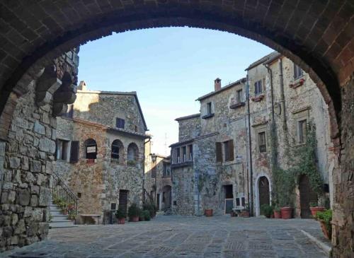 Montemerano, Piazza del Castello