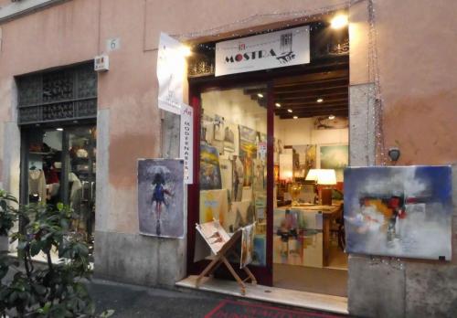 Today many of the 15th and 16th century buildings are home to art and antique dealers