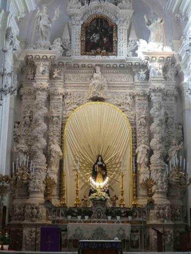 Inside the church is an ornate Baroque masterpiece; the main altar is surrounded by intricately carved Lecce limestone