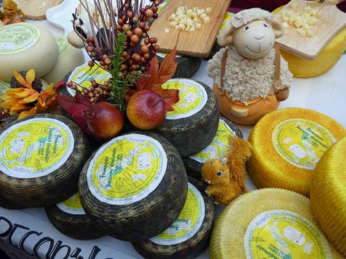 And pecorino Vin Santo (the famous slightly sweet dessert wine also used in the Mass) 