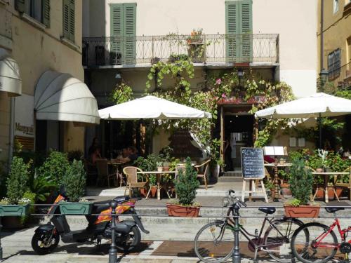 Restaurant across from the Cathedrals 