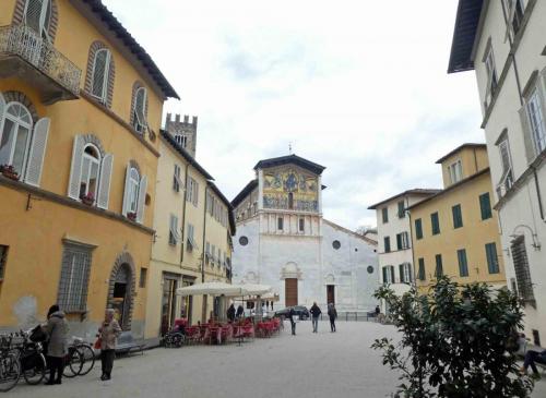 Piazza San Frediano (in front of Basilica San Frediano)