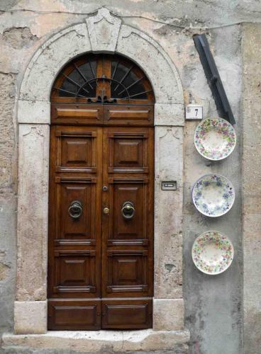 Today about 500 people live in Sorano