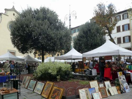 Piazza Santo Spirito on market day