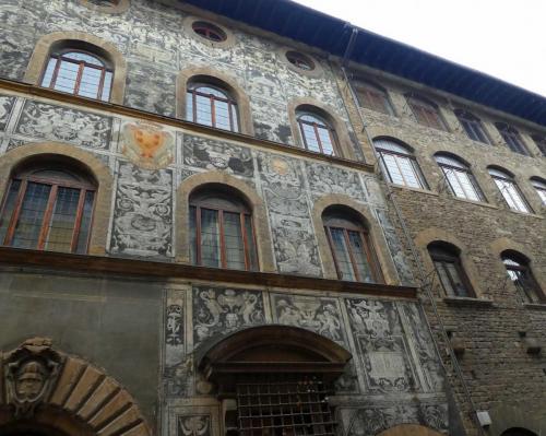 This beautiful building (just a few doors along from us) was once home to Francesco I de' Medici and his wife Bianca Cappello, a marriage that was never accepted by the Medici family (the two later died in mysterious circumstances ... poison was suspected)  