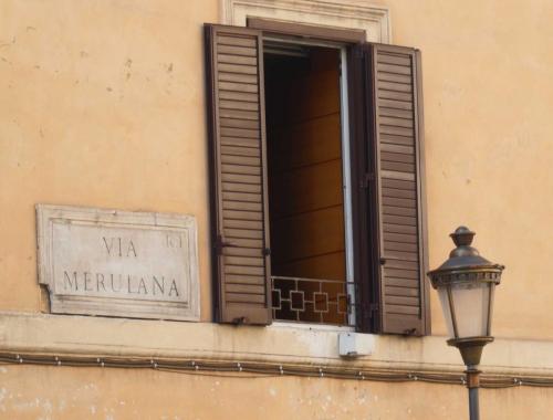 The city's old street signs often indicate the rione - RI (Monti) on the top right