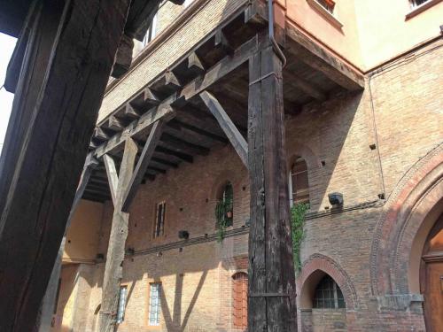 Another example showing the wooden supports