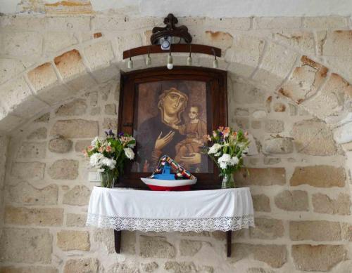 But a raft carrying an icon of the Madonna drifted into Monopoli harbour, and the beams from the raft were used to complete the construction