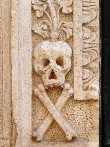 ...the detailed carvings around the door are there to help