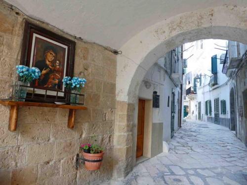 The 'miracle' is recalled today through the presence of many images of the iconic Madonna