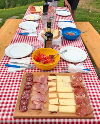 And even happier to find this delicious lunch waiting for us (salumi, cheese - including delicious gorgonzola - tomatoes, beans and pasta)