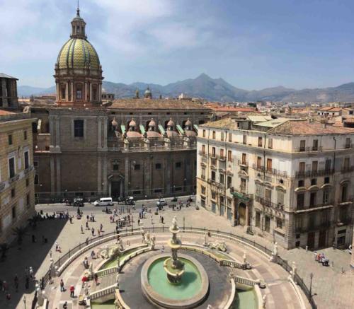  The magnificent  monumental Fontana Pretoria was erected in 1574; it was constructed in Florence and transported to Palermo in pieces