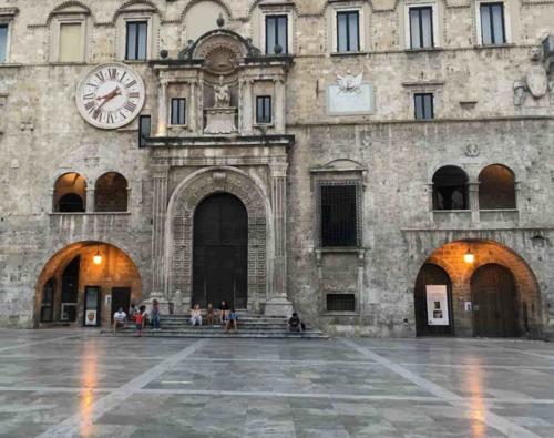 And as dusk arrives, the square's travertine marble paving becomes beautifully reflective 