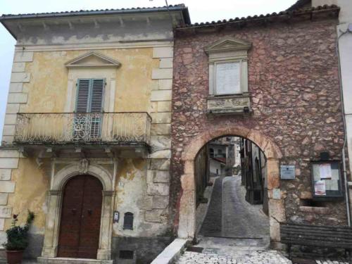 In 1647 Fontecchio was besieged by fierce Spanish troops; the townspeople locked the gates and kept the invaders at bay - for 50 days