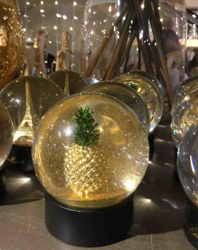 And what to get for someone who has everything? Of course! The golden pineapple snow globe. Seriously, what's not to love about Milan? More please.