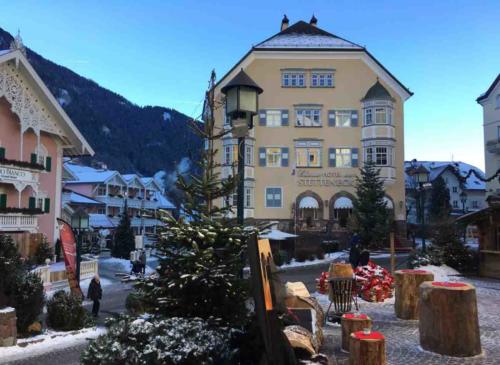 This small piazza was once again our regular haunt for vin brule and the occasional panino con porchetta 