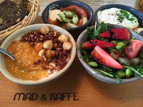 Hygge vibes: 1. lacto-free yoghurt, choco-muesli, hazelnuts and orange compote; 2. rocket salad, strawberries, basil, edamame, melon and balsamic; 3. smoked salmon with smoked cheese mayo. 