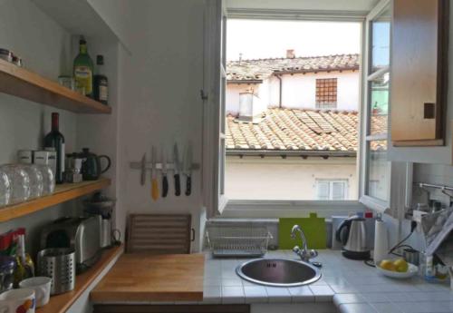 And this is our current home in Lucca; again it comes with toaster and electric jug (we know what we're looking for these days)