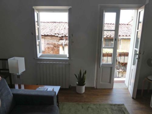 It also has views across the Lucca rooftops (we keep telling each other that climbing three flights of stairs is good for us)