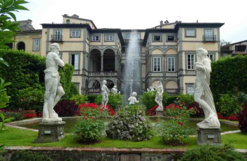 Between the maze of medieval streets and the defensive wall, this is Palazzo Pfanner with its Italian-style Baroque garden