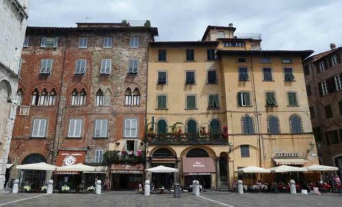 Of course summer is also the season of outdoor dining (known here as 'fuori' not 'al fresco')