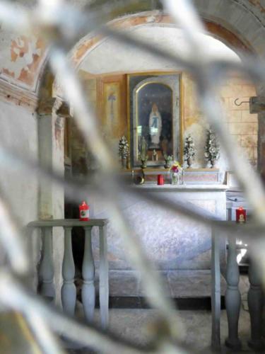 If the weather was bad, the mourners could take refuge here too (the coffin was pushed into the snow outside to preserve the body until the weather cleared and they could continue down the mountain)