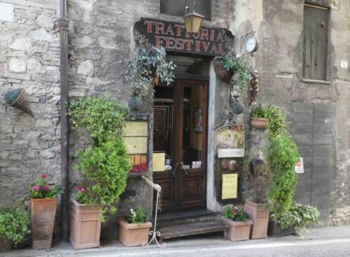 And it's pretty; the little streets that connect the squares are lined with shops and restaurants