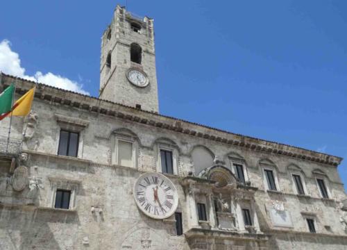 The most dominant building in the square is Palazzo dei Capitani (the Palace of the People's Captains)