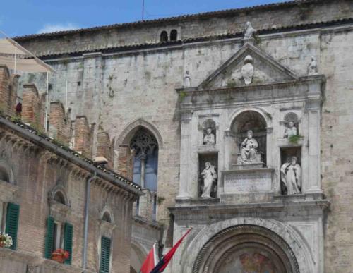A side entrance to the church is dedicated to Pope Julius II 