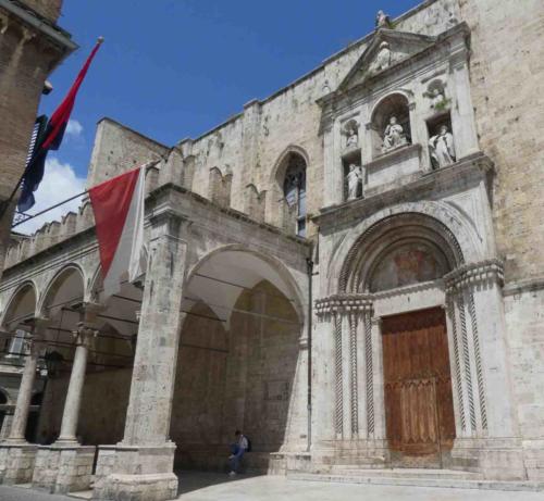 Beside San Francesco stands the Loggia dei Mercanti, built in the 16th century by the local Wool Guild  (Corporazione della Lana) 