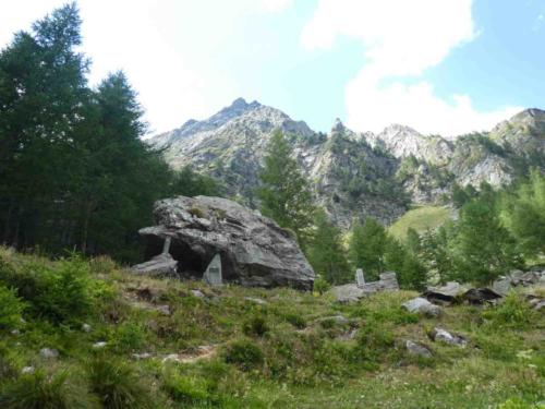 Memorials for people who've died in avalanches in these mountains