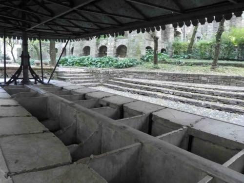 Despite the fact that this one was constructed of white marble, the 'lavatorio' reminded us of the concrete tubs our mothers washed in at home when we were kids