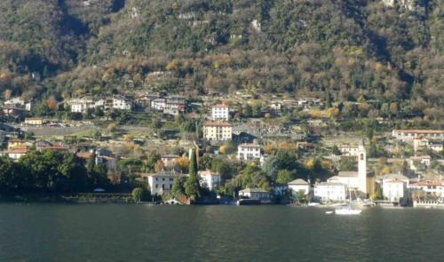That's where the Clooneys live (big house, bottom left) with their children ... in summer ... sometimes :)