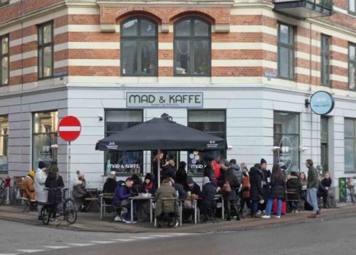 When you serve food as cool as that, you end up with crowds of people willing to spend half an hour in the freezing cold waiting for a table