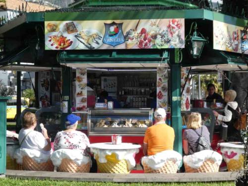 There certainly are a lot of tourists in Funchal (far fewer outside the capital); the make-up is about 25% British, 25% German and then there's the rest like us 