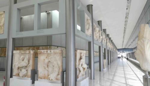 The museum's top floor is exactly aligned with the Parthenon and copies its structure 