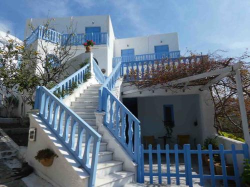 And it's pretty, with the typical blue and white buildings reflecting both the summer heat and the colours of the national flag