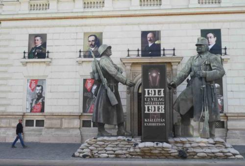 Monumental sculptures outsides the World War I Museum