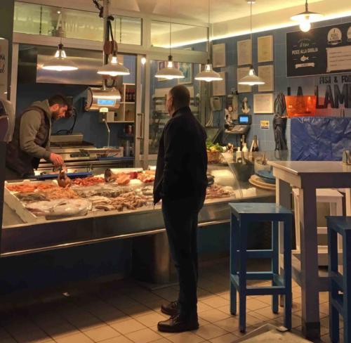 And then you make your choice of fish and crustaceans which go on the grill