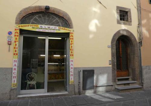 And the bakery directly below; that's our front door on the right (yes, here in Lucca we've finally achieved that dream of living above the bakery)