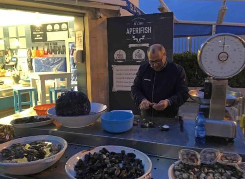 Then we found a few little 'seafood aperitivo' stands set up in an area behind the wharf; you start by choosing your shellfish which are shucked on the spot