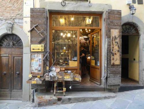 But we really liked this ironmonger's shop where we had a fun chat with the owner about the 'lucky' way to hang a horseshoe