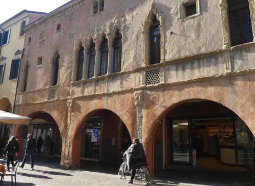 There are porticoes (though not as many as in Bologna)