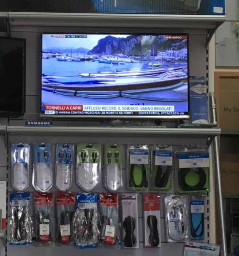 The next day we saw on the news that in response to the huge numbers coming to the island, Capri's mayor was threatening to follow Venice's lead and install turnstiles at the port!