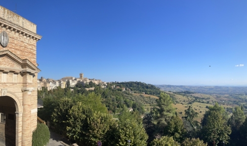 Located along a high ridge in the Marche hinterland, Recanati enjoys sweeping views to the coast in front, and to the Sibillini Mountains behind.