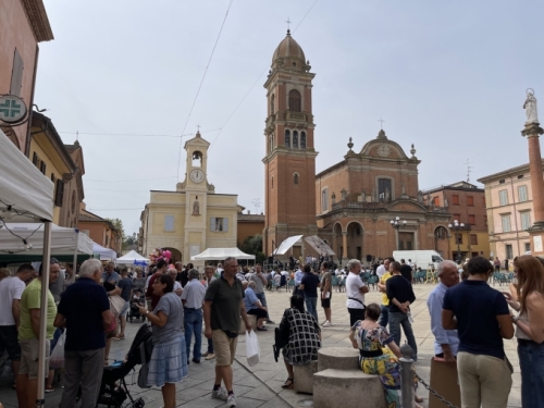 Italy's Honey Fair, the 'Fiera dei Mieli', is an annual event in Castel San Pietro Terme.