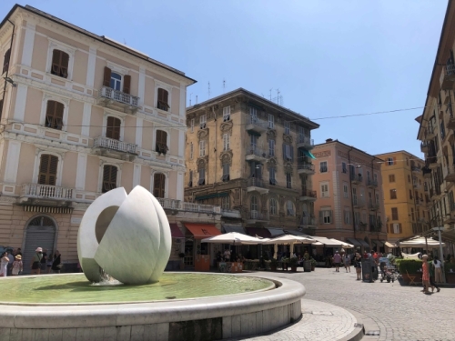 Our post office adventure took place in La Spezia, the city at the top of the bay that is the main gateway to the Cinque Terre.