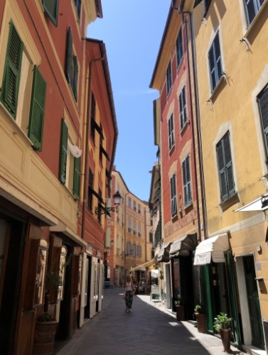 tall, narrow structures with colourful facades - homes above, shops and cafes at street level. (The Genoese 'focaccia bianca' here is sensational! €1 for a slice that will more than do for lunch).