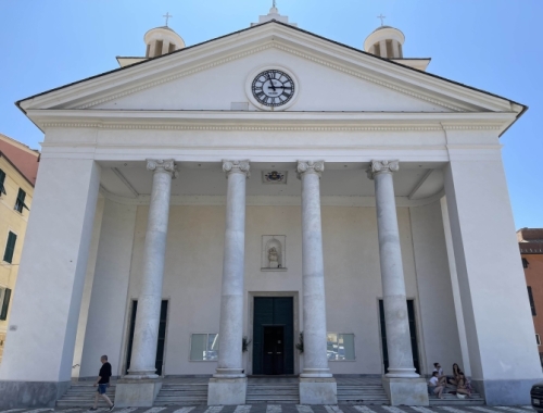 In stark contrast to the surrounding architecture, this is the Basilica of St Mary of Nazareth. While the basilica itself is older, the neoclassical facade dates from around 1840.
